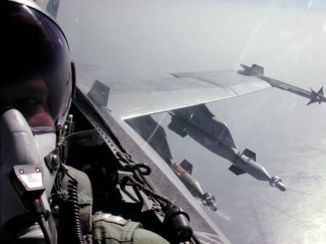 F/A-18 Hornet équipé de bombes Paveway