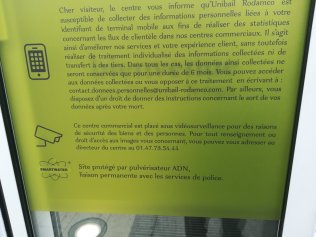Panneau informant sur la collecte de données via le réseau wifi au centre commercial des 4 temps à la Défense.