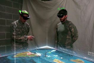 Démonstration utilisant le casque HoloLens de Microsoft a notamment été faite en fin d'année par le département Defence Science and Technology (DST) du ministère de la Défense australien en collaboration avec l'industriel Saab.